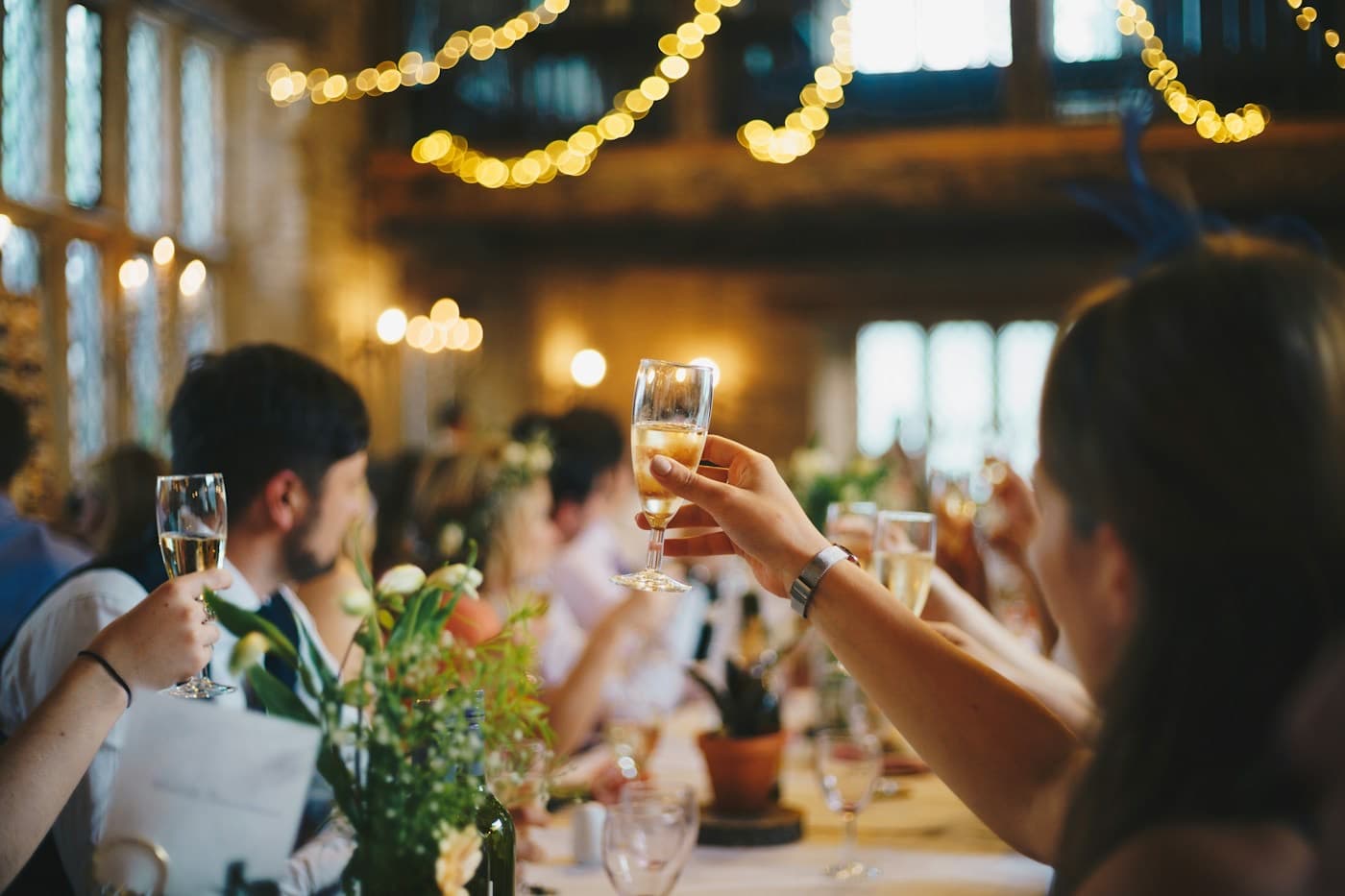 Convidados brindando em uma festa de casamento