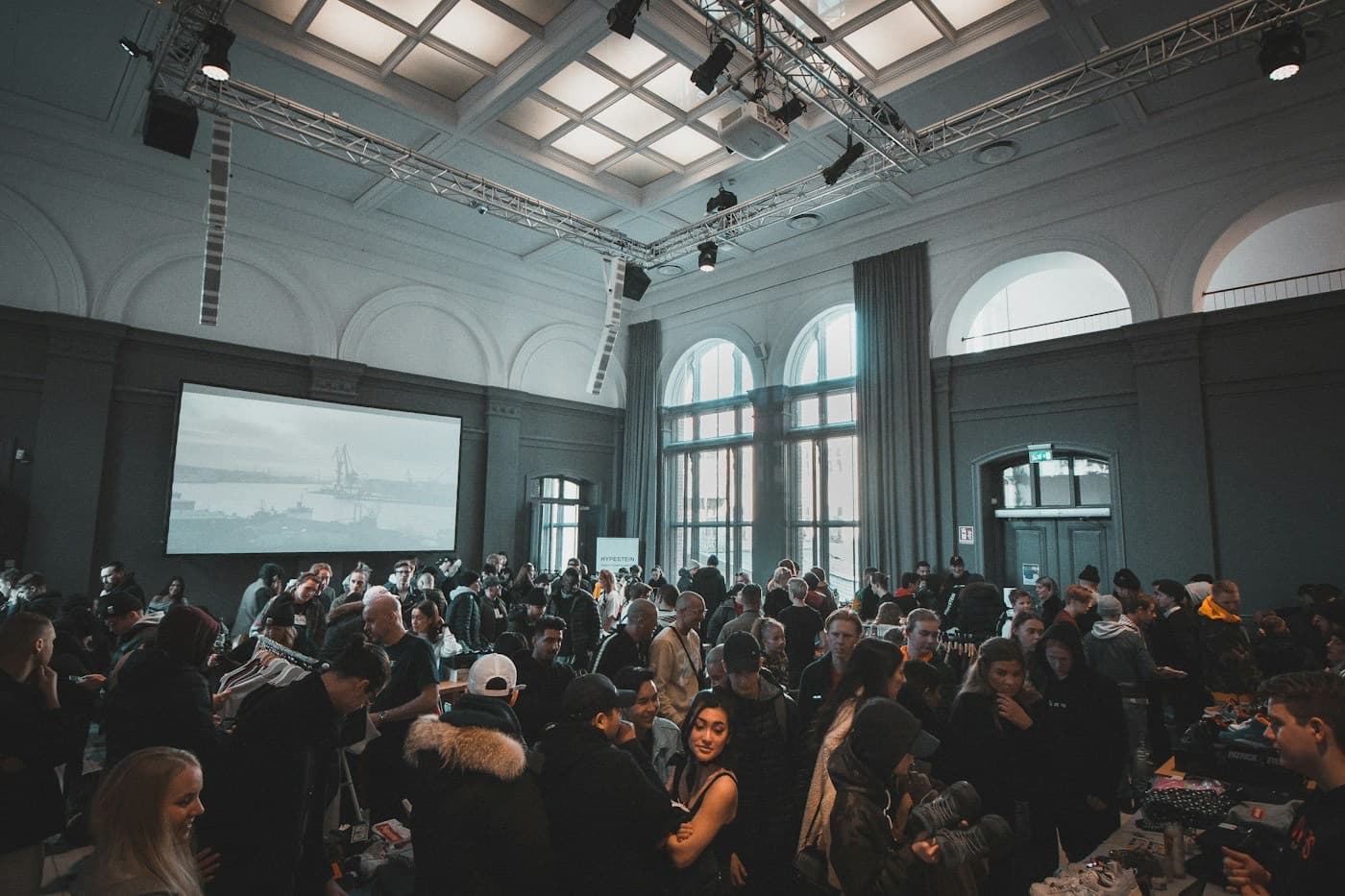 Plateia acompanhando uma apresentação em um salão de eventos