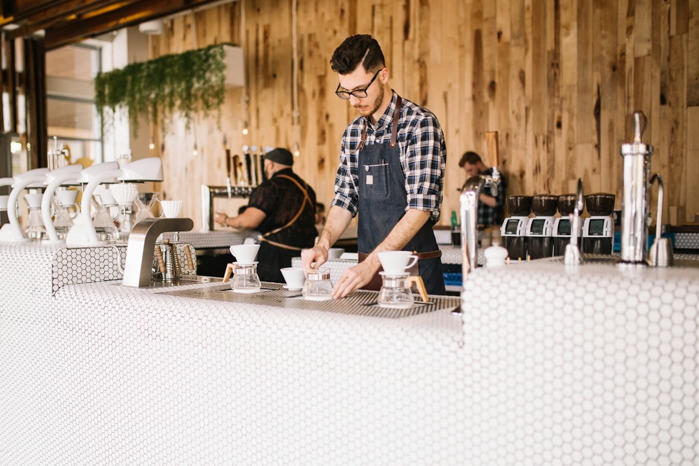 Barista preparando café no balcão de uma cafeteria