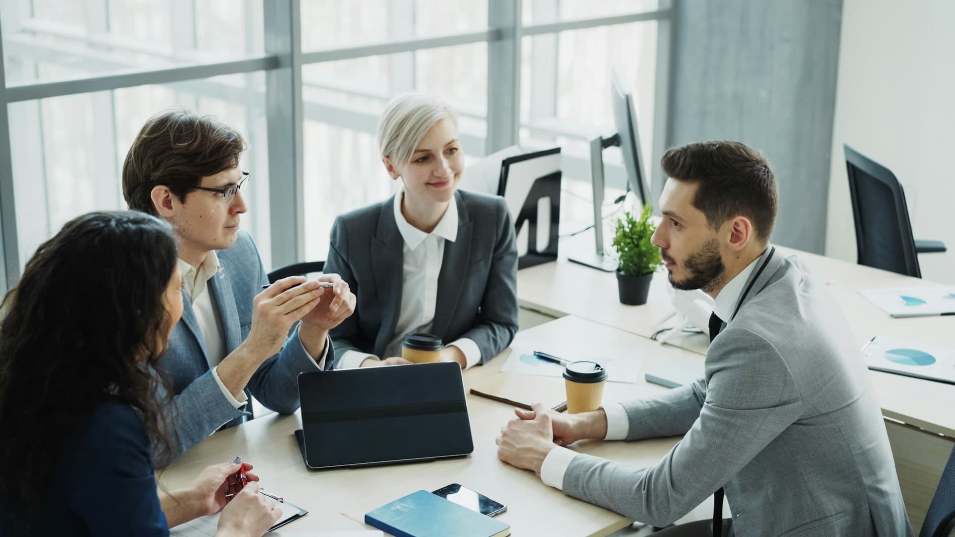Equipe reunida em torno de uma mesa em um escritório moderno