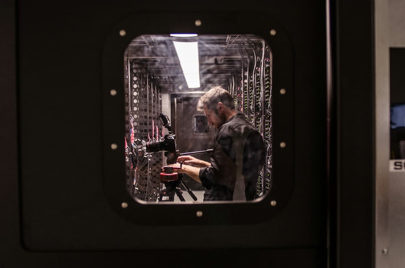 Técnico trabalhando na manutenção de equipamentos de um data center