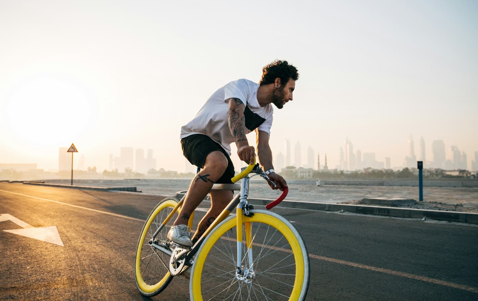 Ciclista pedalando na cidade ao amanhecer